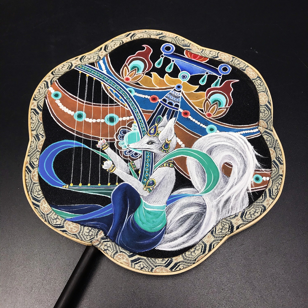 手绘团扇-飞天狐狸