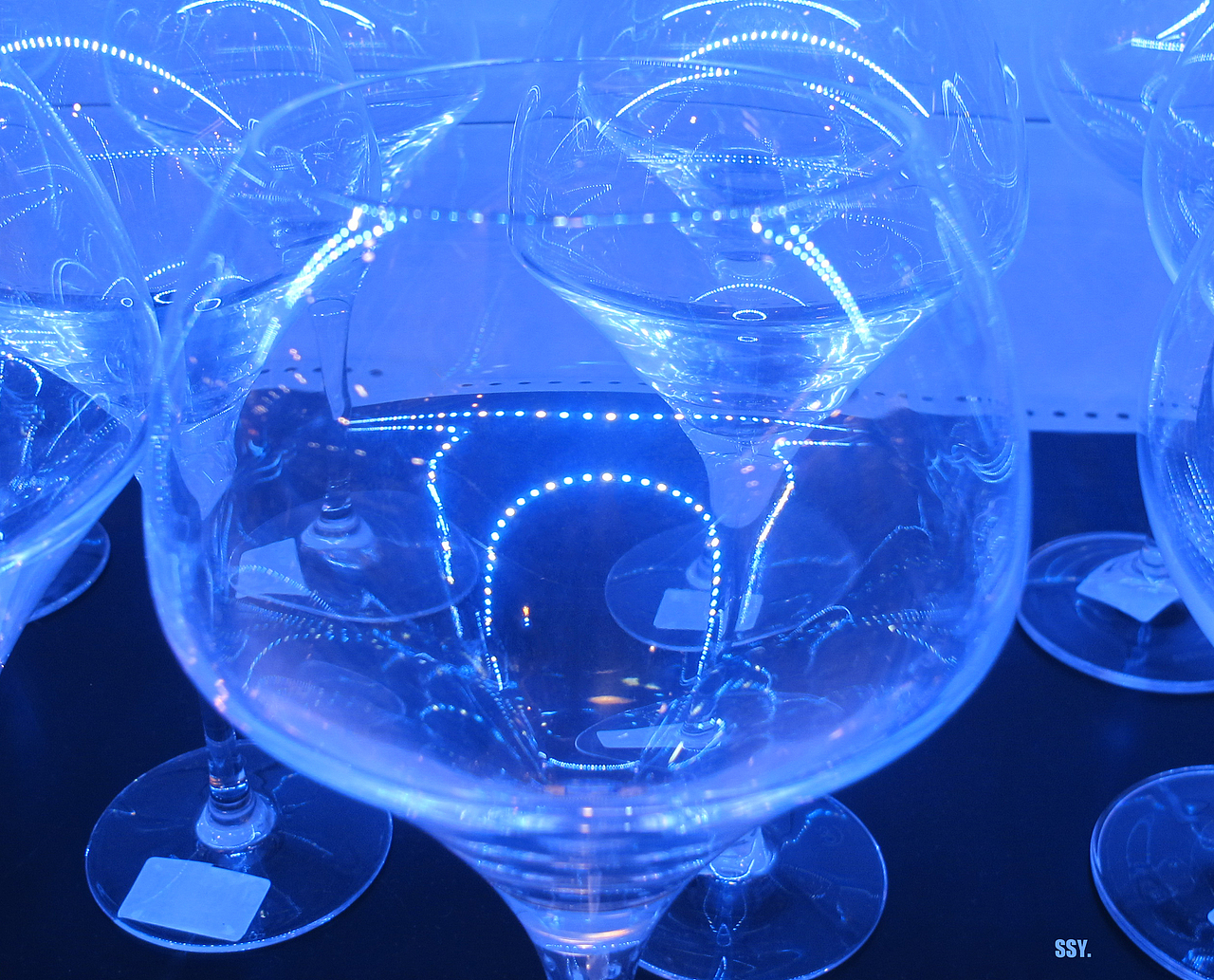 酒杯与灯光的美妙结合