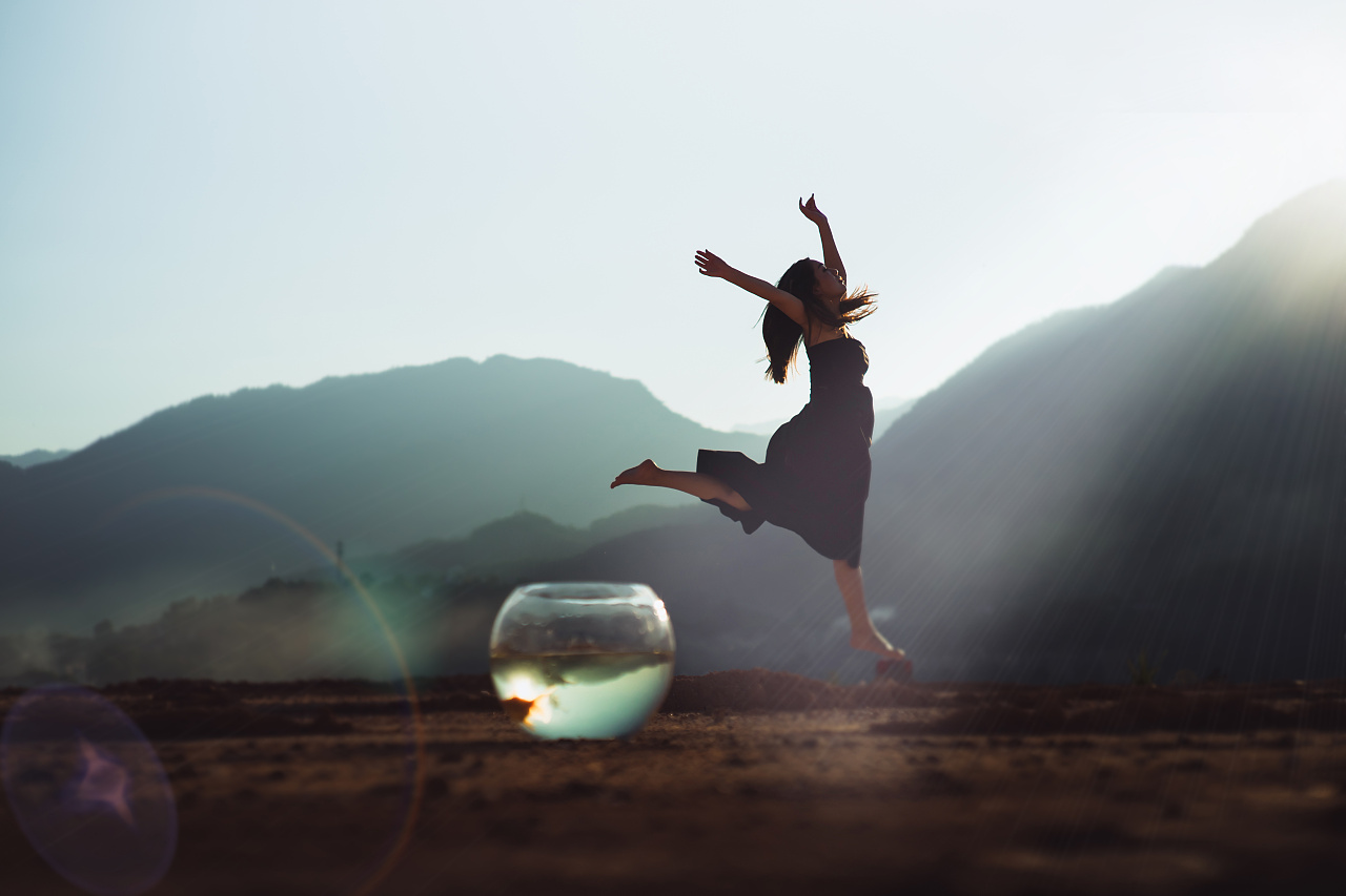 有一种心情,就像狭小空间里的鱼儿,想一跃,挣