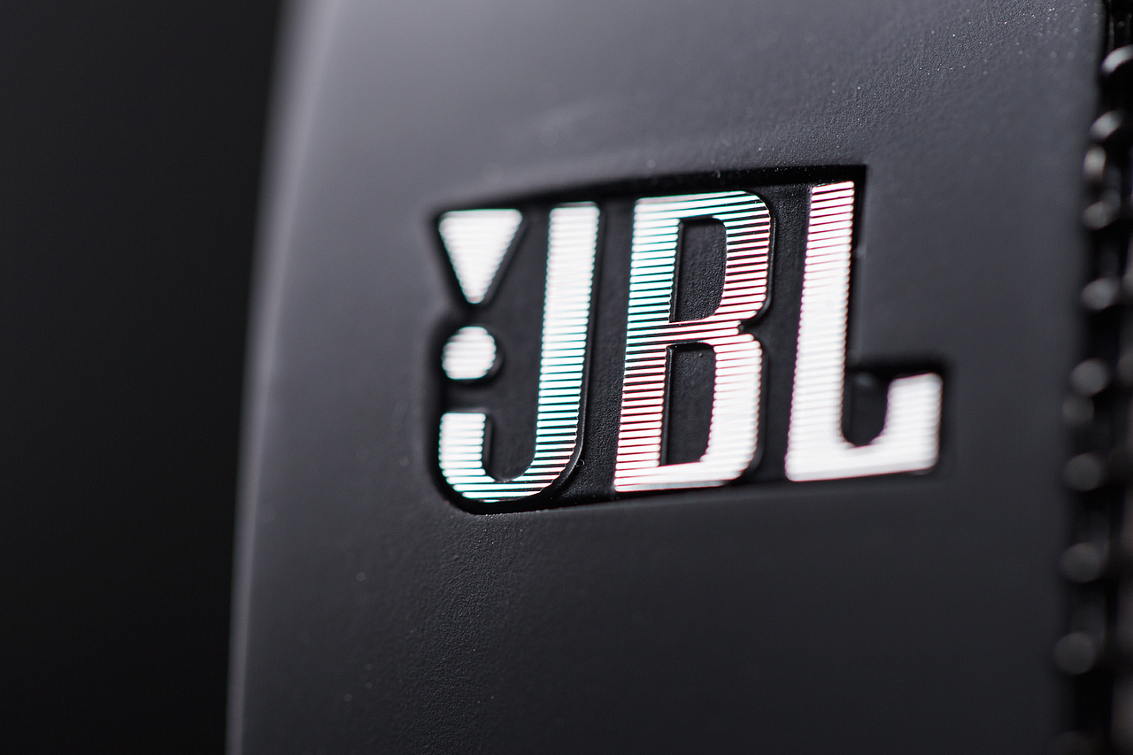 JBL无线蓝牙音箱实拍 蓝牙音响（图ZMzgxMDM3NzY=） - 产品摄影 - 站酷设计师卓维Design原创素材 - 站酷ZCOOL