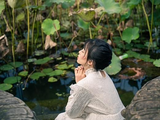 遇见一处深秋的荷塘（个人主页-ZNTU5Njc0MTI=） - 人像摄影 - 站酷设计师鹅黄毛球原创素材 - 站酷ZCOOL