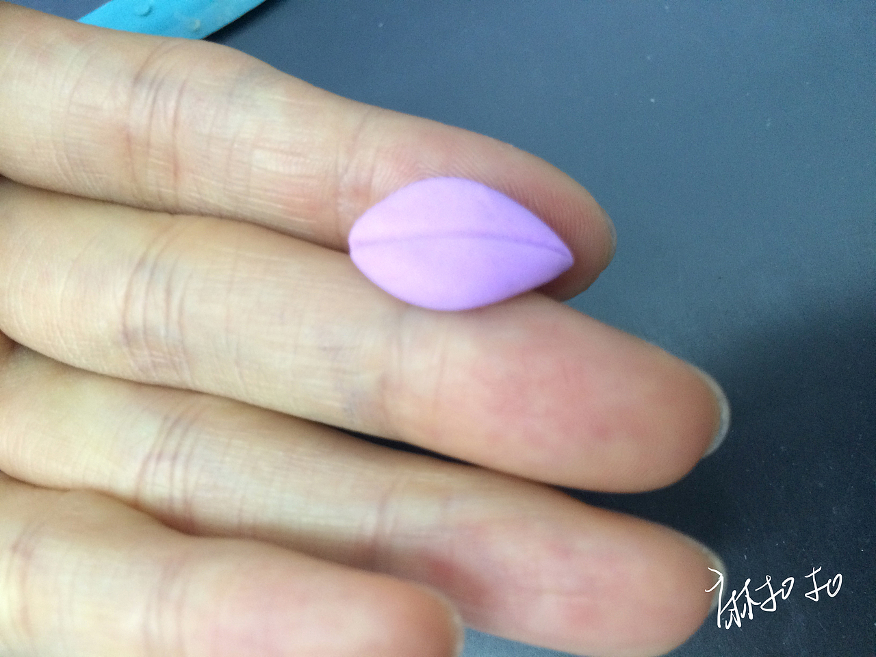 用浅紫做几片叶子