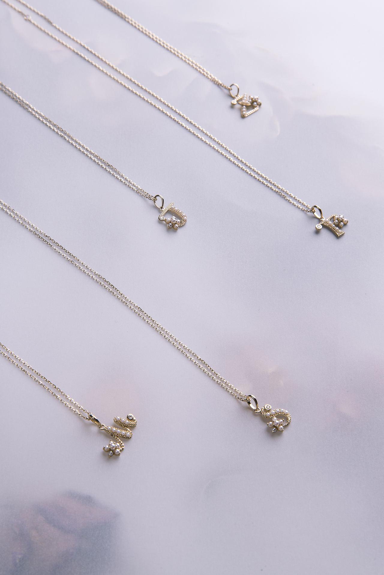 带珍珠的字母项链（图ZMTYxNzY5NTEy） - 产品摄影 - 站酷设计师Dim750原创素材 - 站酷ZCOOL