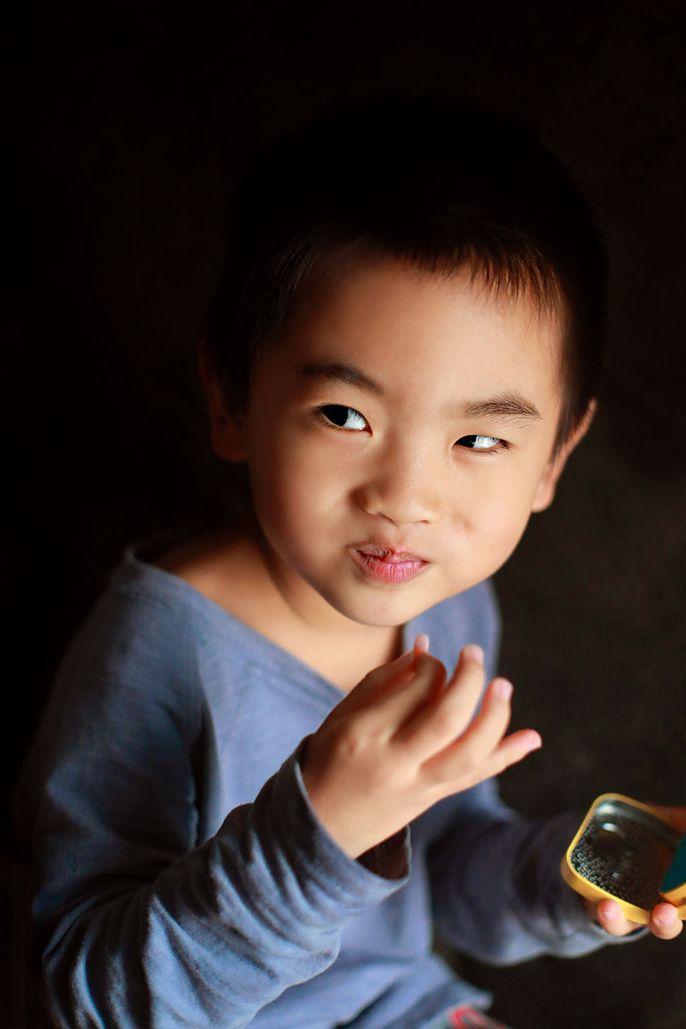 窗前吃零食的小男孩