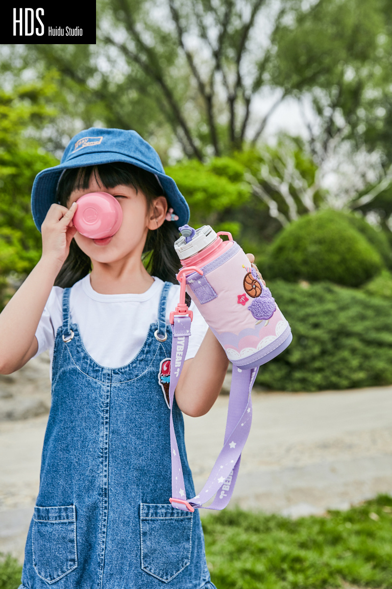 儿童水壶女孩模特外景拍摄
