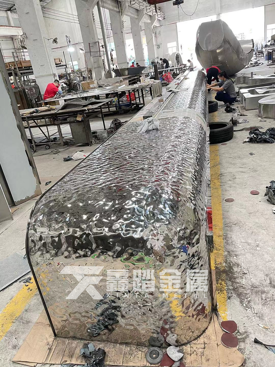 售楼部镜面水波纹不锈钢接待台 创意设计吧台实拍图