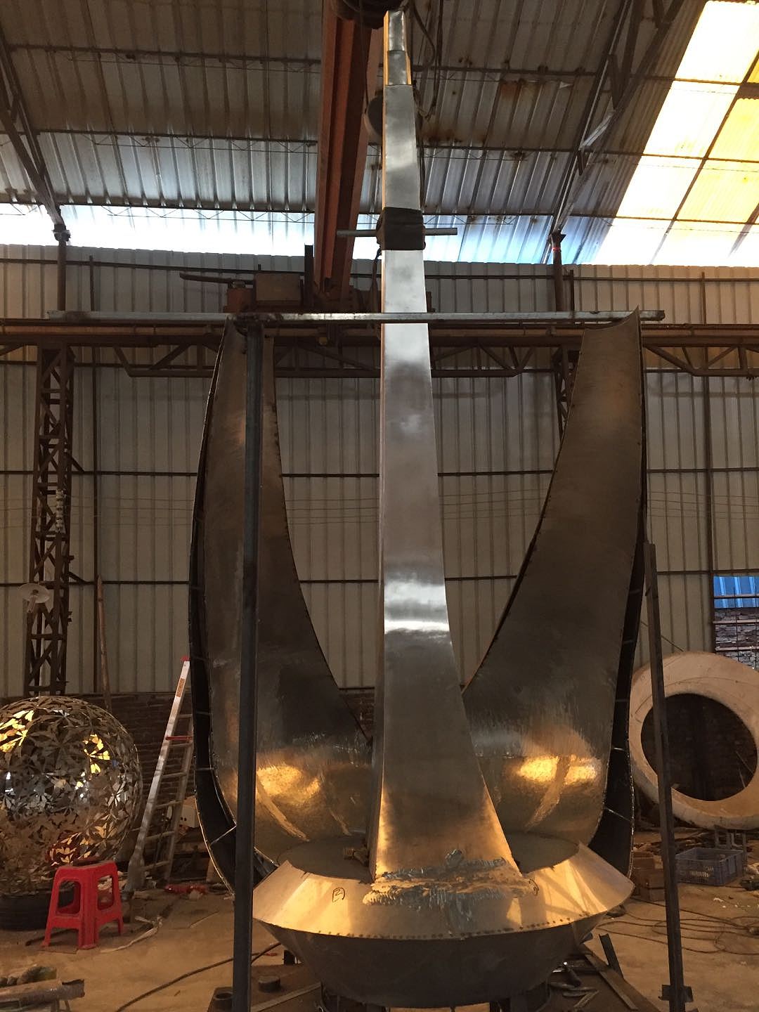 大型不锈钢雕塑制作现场 出口新加坡的雕塑（图ZMjMwNzQ2NTI4） - 工艺品设计 - 站酷设计师高档金属制品原创素材 - 站酷ZCOOL