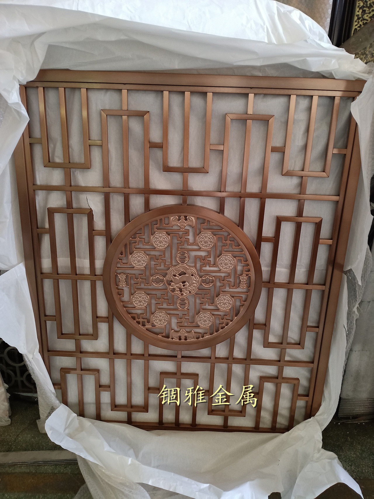 仿古铜铝板雕刻屏风花格流露现代美感