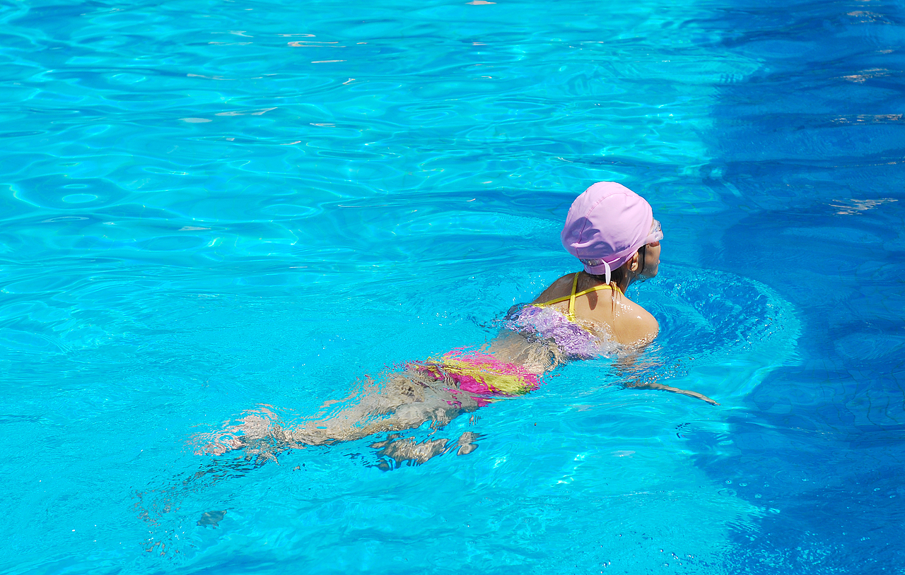 游泳赛场上的孩子们