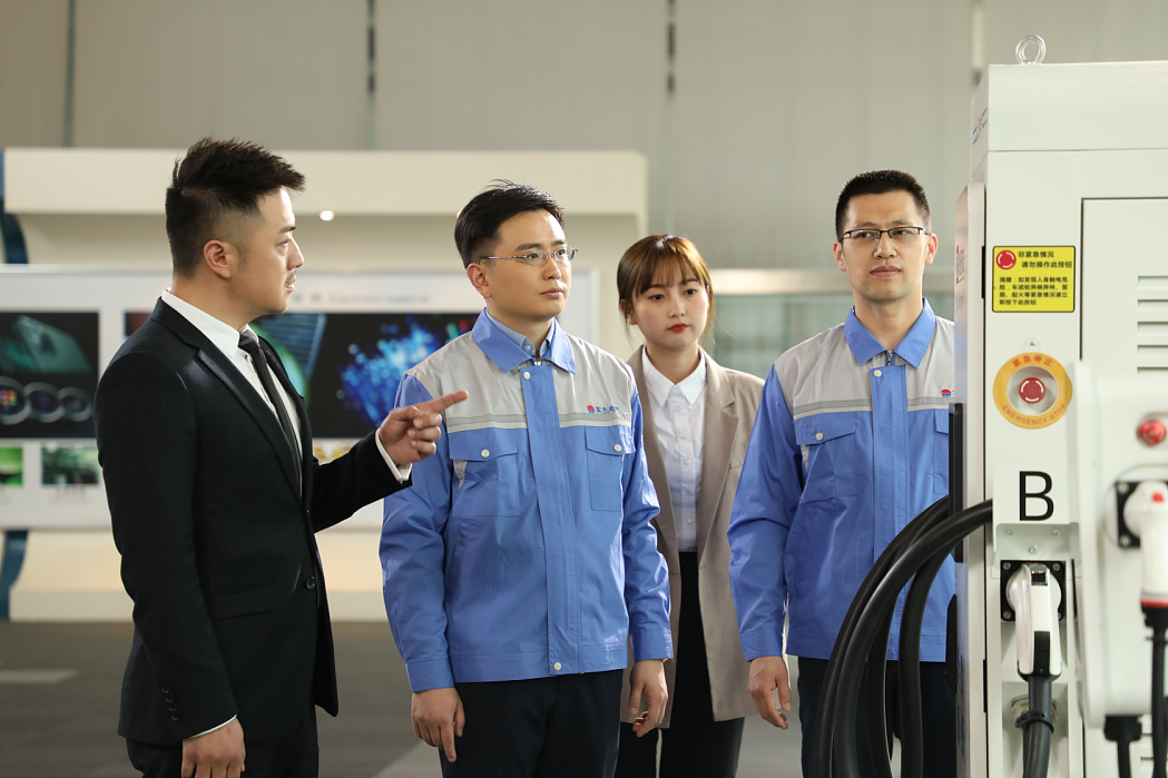 某集团企业宣传片剧照