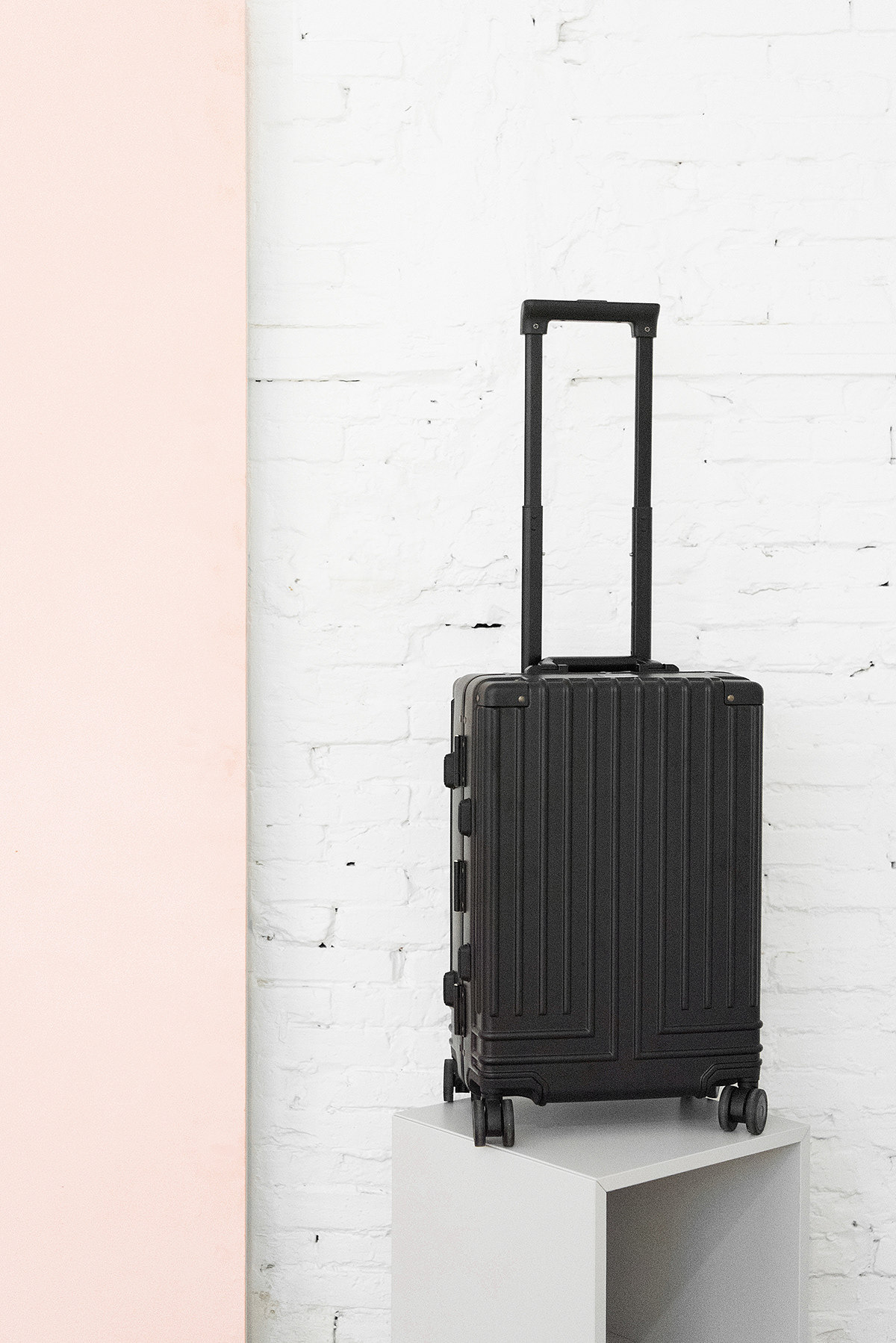 Boarding box, black & white.