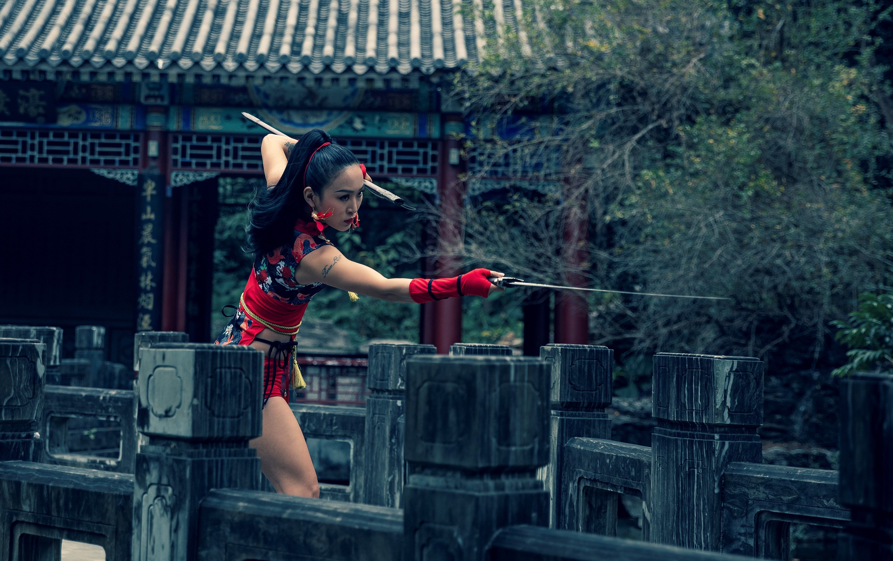 一匹黑马 丨 性感侠女