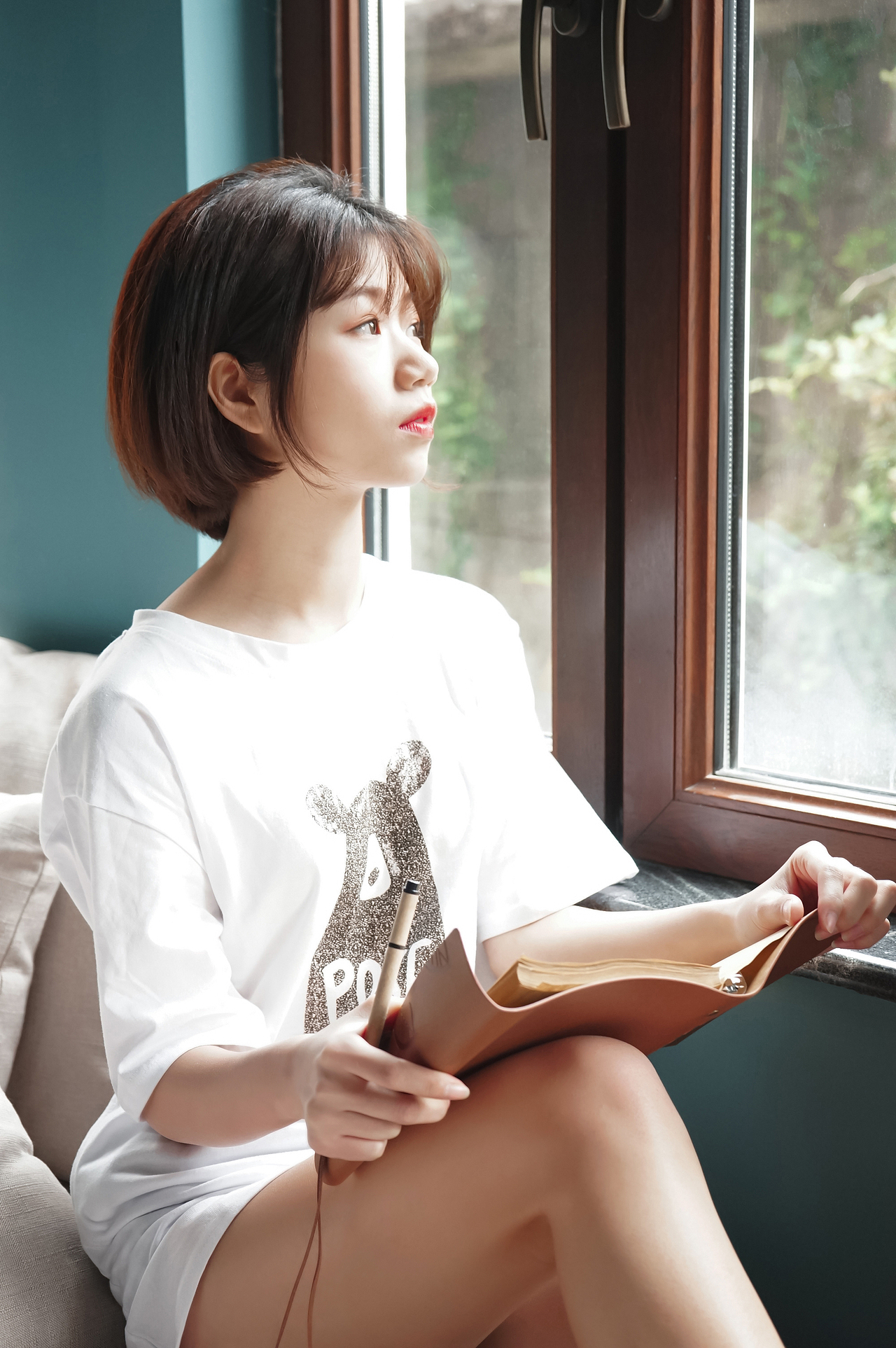 室内人像之短发少女（图ZMTA1NTQyOTQ4） - 人像摄影 - 站酷设计师婉先生原创素材 - 站酷ZCOOL