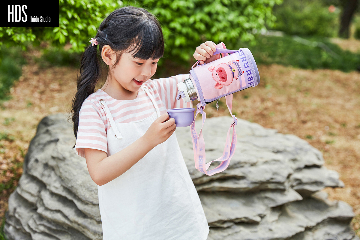儿童水壶女孩模特外景拍摄