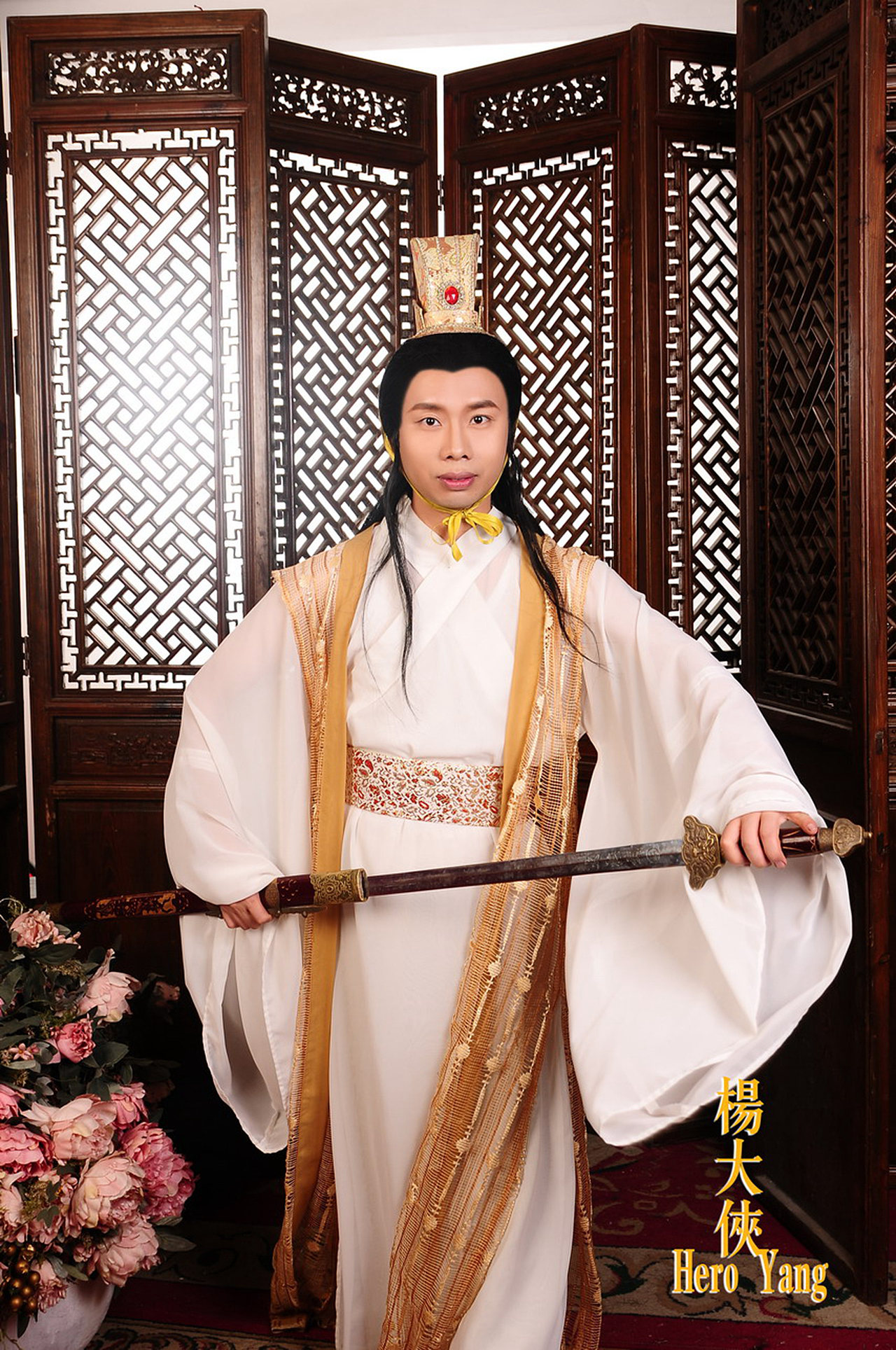 〖杨大侠(HeroYang)COS剧照:高手一旦真被利用了,那也不要怕。江湖之上,一物降一物。只见清风拂面,一个降妖伏魔的大侠从天而降。一声长啸,杀气尽散。而此时天下,早已月白风清。〗