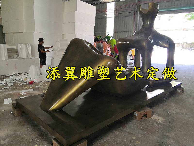 艺术思潮都展现在大型仿铜玻璃钢抽象人物雕塑的身上了