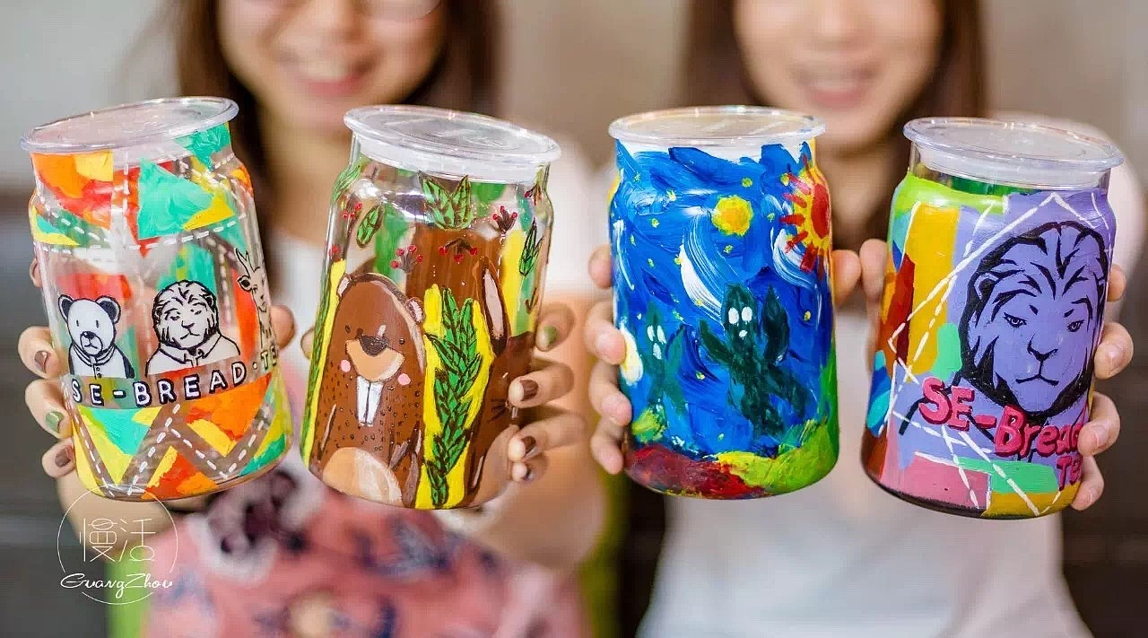 面包和茶玻璃瓶涂鸦手绘