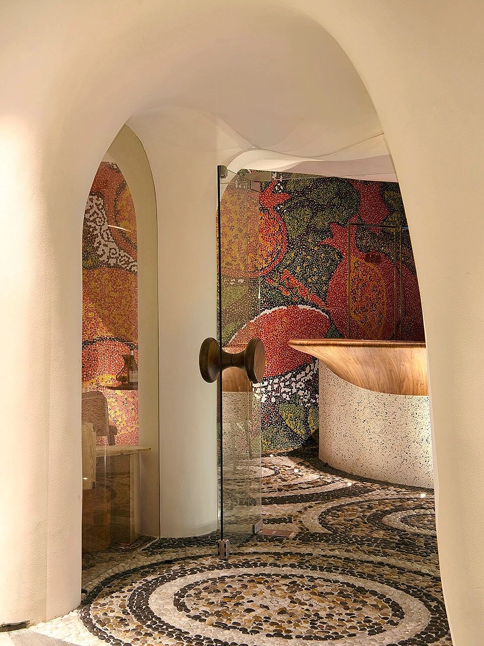 魔都北外滩西班牙美食| 螺旋状、洞穴风餐厅