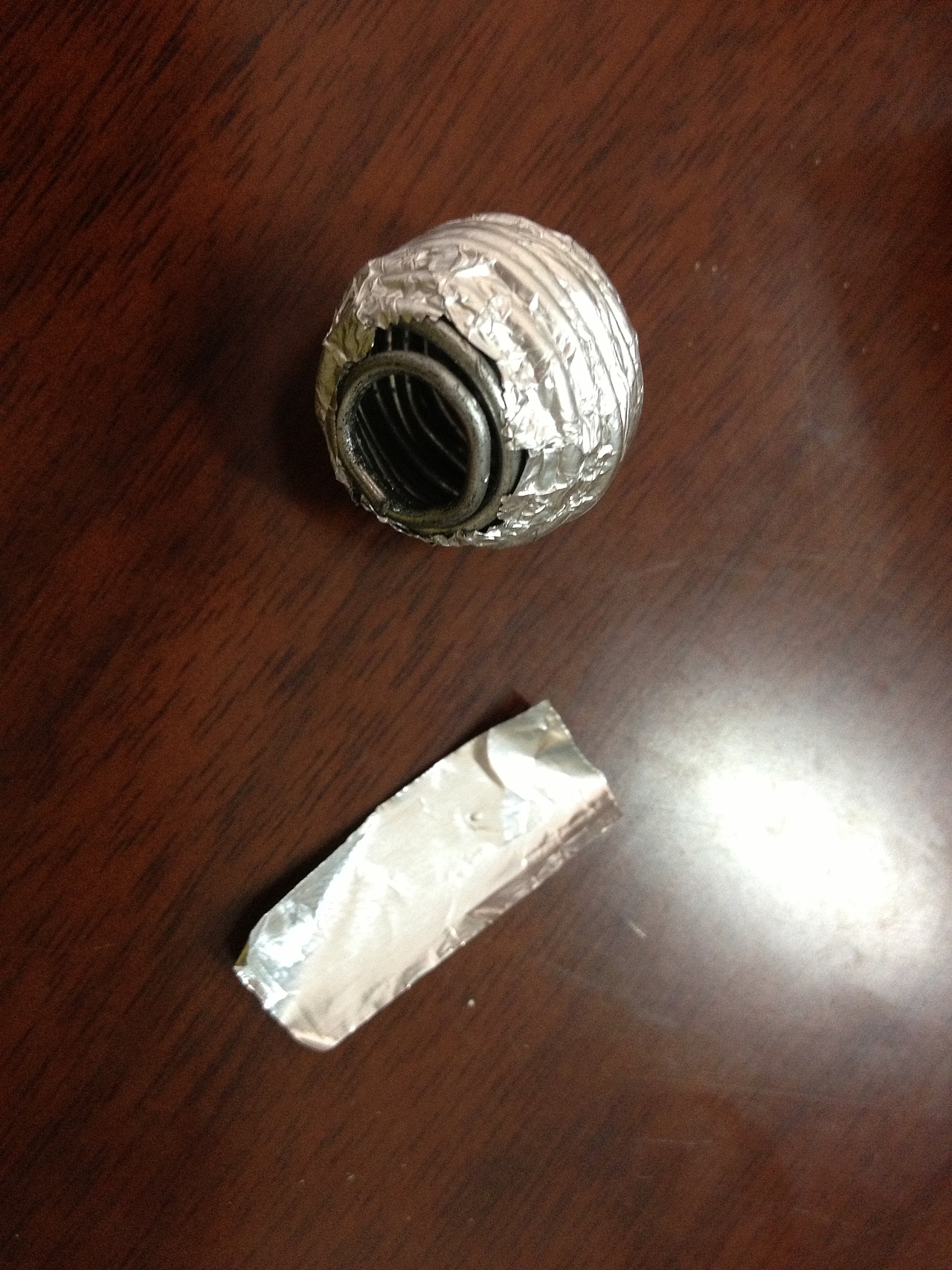 脑袋是用铁丝做了个内胆,所以还比较省材料,但是糊上补土以后我才想起来这么一来头发就不好办了。。。又是个bug。。。