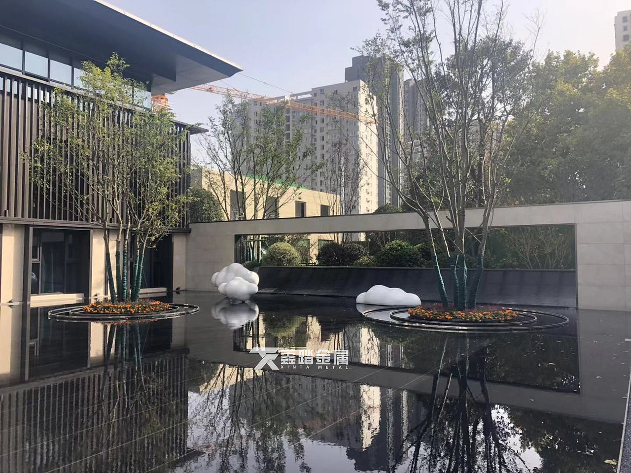 售楼部水景白色不锈钢云朵雕塑