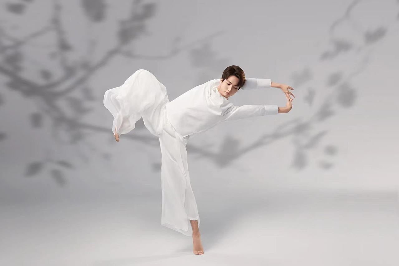 舞者李响&谷雨 披襟斩棘耀白登场 mintaka present