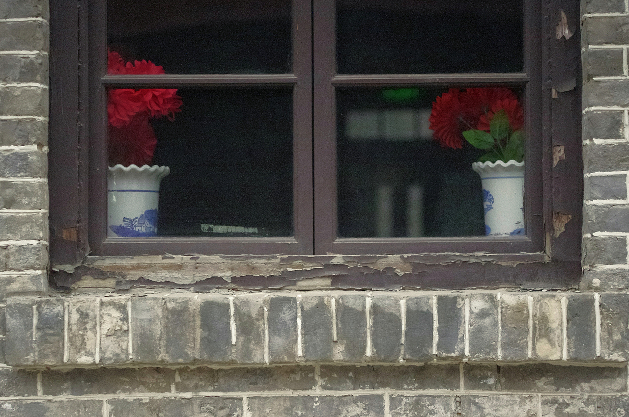 为你打开一扇窗
 窗台摆满你爱的花/<br>/一朵花里藏着一个故事<br>  故事的名字都叫<br>   /我们/