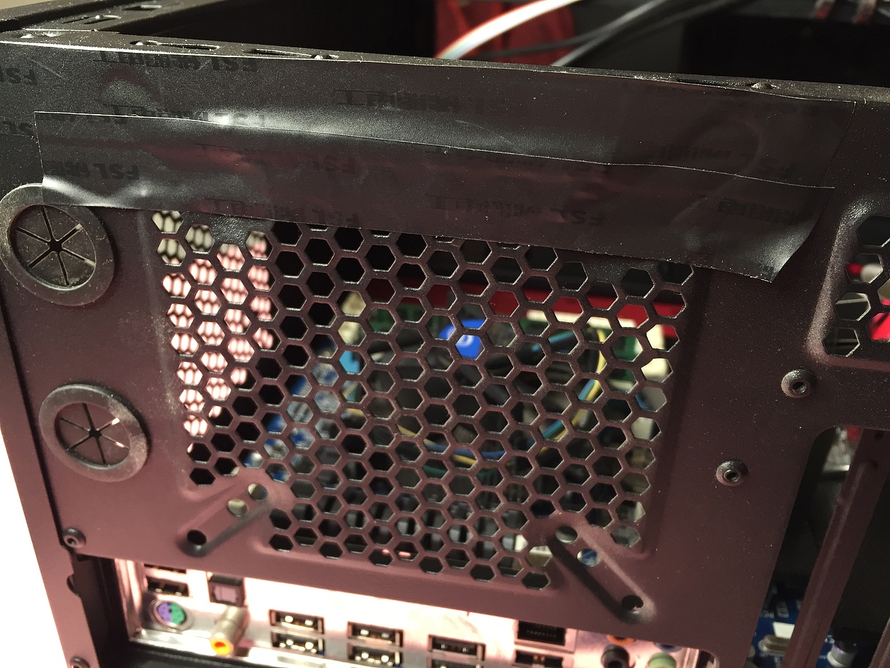 真机箱啊!还能用的!为了拍这套片,零件都拆了,估计装不回去了。