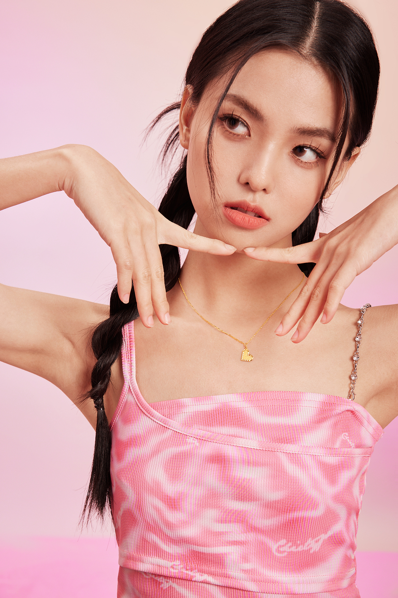 周六福甜酷少女