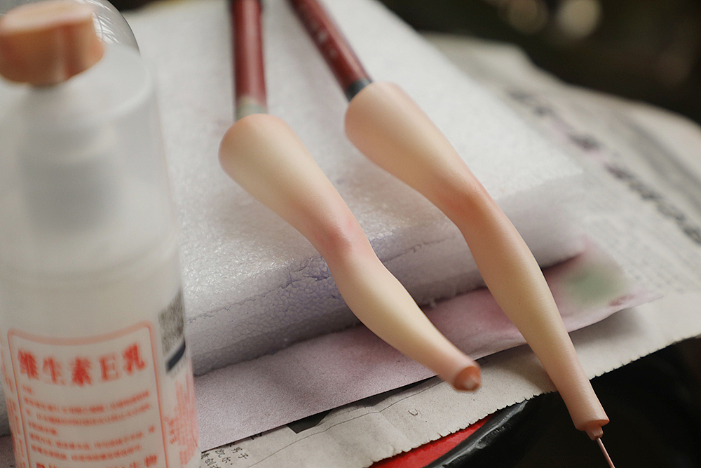 先喷阴影处，薄喷几遍。