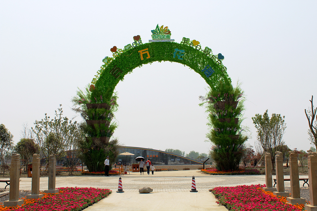 草花大门立柱,有点意思。貌似在哪里见过。