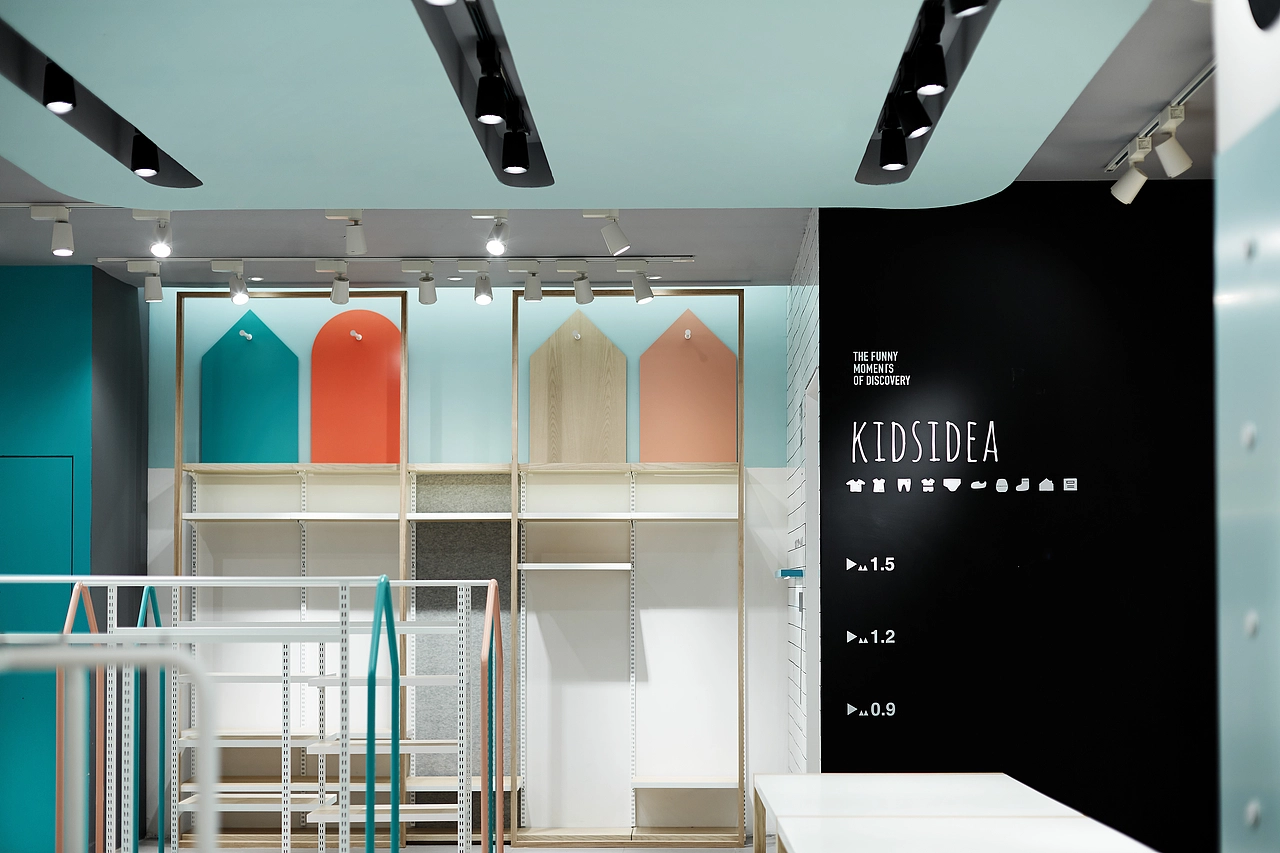 ▲▼<br>为建立消费者与品牌的粘性，RIGI加入了许多体验性设计， <br>例如可擦写随意涂抹的黑板、可动手拼装的纸质模型，<br>创造，是与世界发生关联。