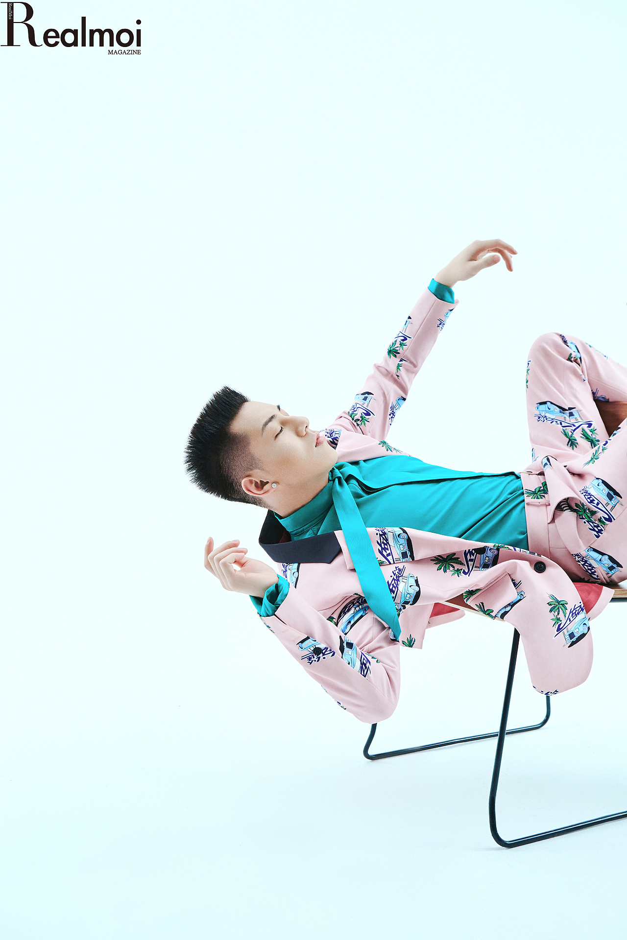 real moi magazine》七月刊封面人物——卡斯柏casper