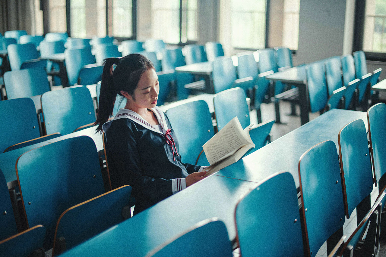 午后雨天的教室