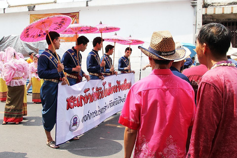 2014泰国泼水节狂欢——清迈古城（图ZMjAwNzY3MzY=） - 风光摄影 - 站酷设计师ellen52188原创素材 - 站酷ZCOOL