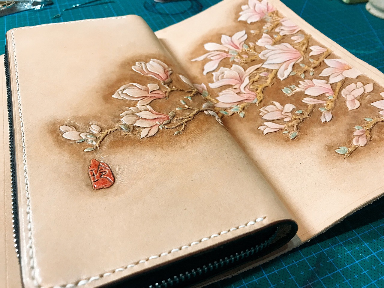 手工皮雕兰花钱夹