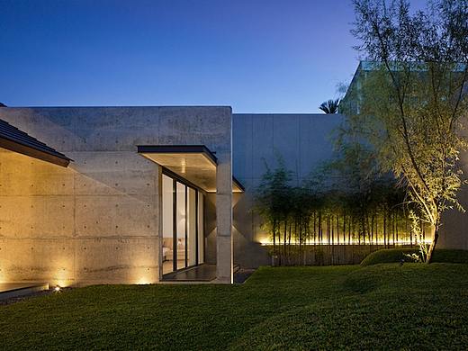  与四季呼吸的长型屋自然系庭院设计