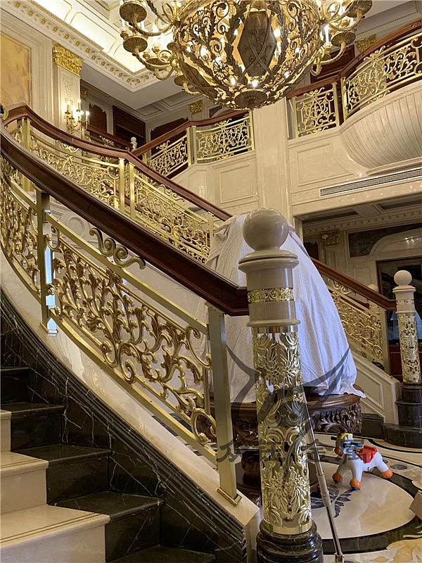 甘肃酒店铜楼梯设计 时尚有爱的K金铜楼梯扶手