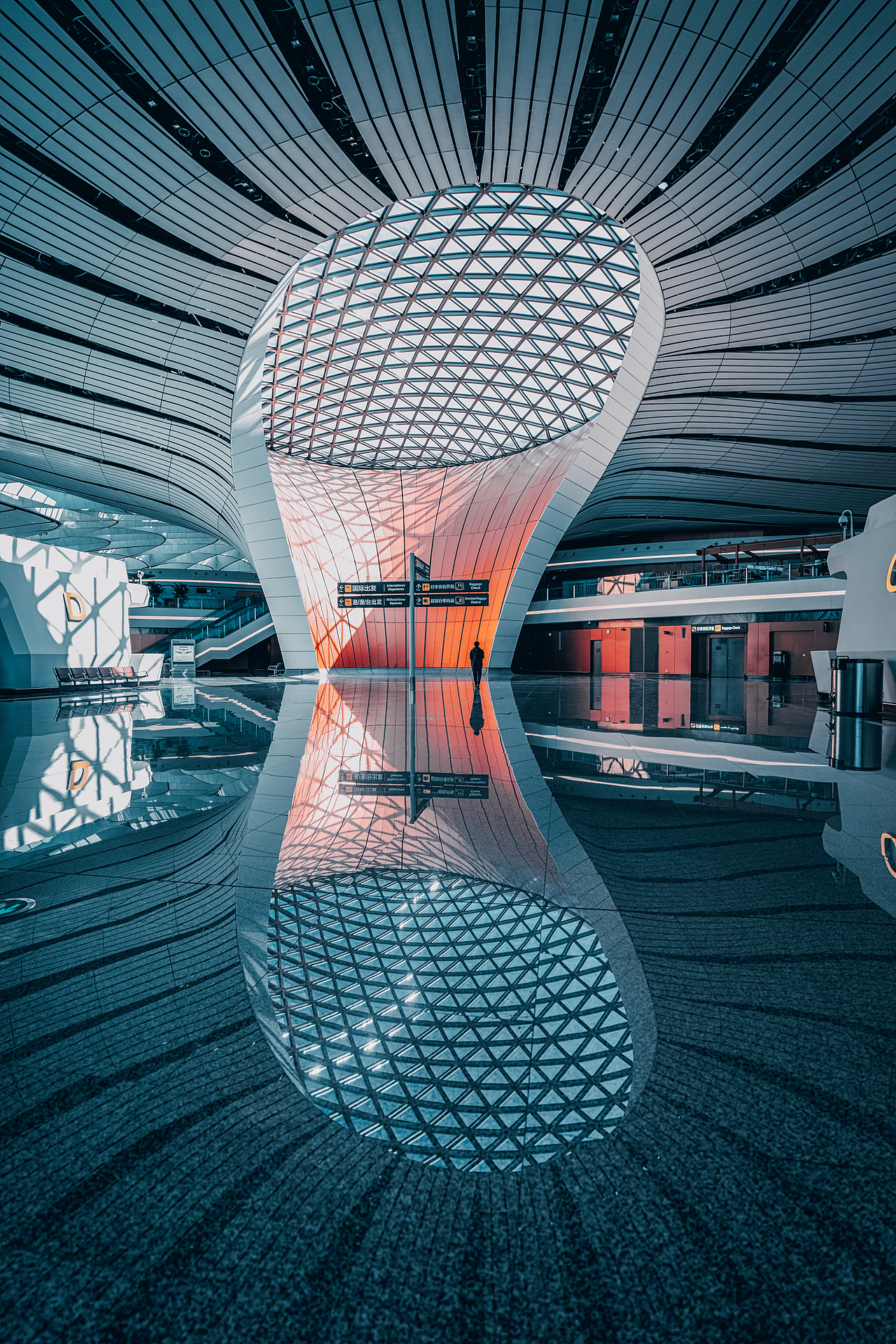 【北京大兴国际机场】
有幸在北京大兴国际机场还没有正式开放之前能去参观拍摄，没有开放能去拍摄的好处大概就在于，我能随意穿越其中，自由发挥任我拍摄，我想，按照新机场现在的客流量来说，想拍到类似的画面，大概也真的很难了。<br><br>安塞尔·亚当斯曾说：“任意一年中，有12张最有意义的照片就是一个很好的收获了。”<br>我想这就是我2019年最有意义也最喜欢的照片了。<br>最后，提前祝大家新年快乐，2020一切顺利！