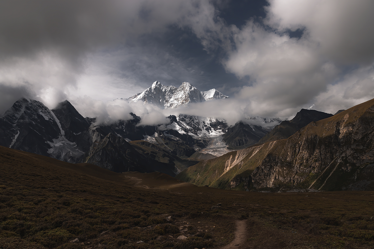 另一个角度的珠穆朗卓峰，像一只雄鹰。