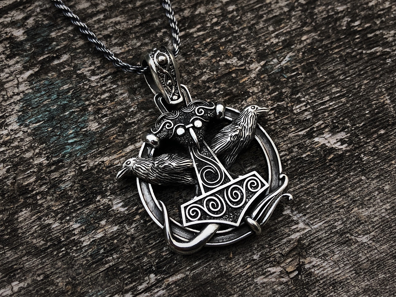 奥丁是北欧神话中的至高神,被视作诸神之王,也是死者之王,战神,权力之