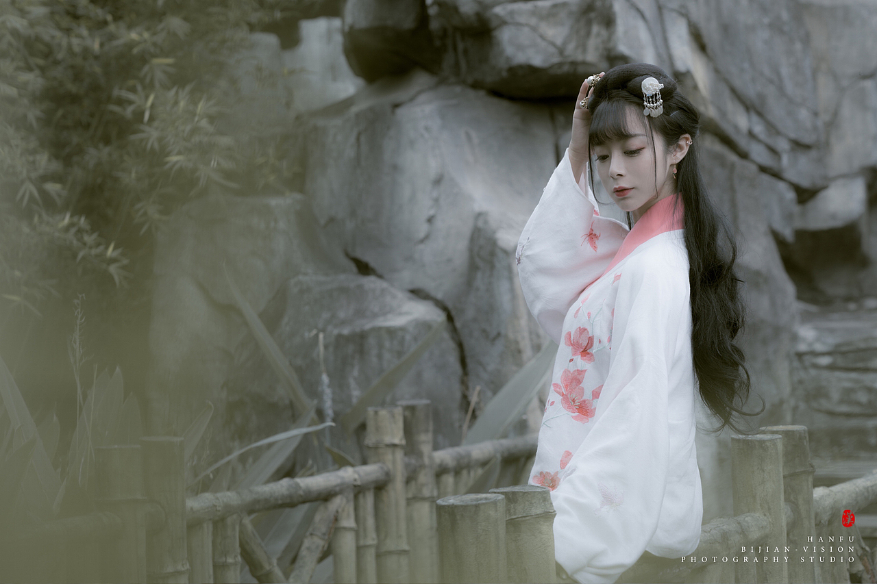 汉服之竹林小径（图ZMjMwNjQ3Njk2） - 人像摄影 - 站酷设计师比间绘影原创素材 - 站酷ZCOOL