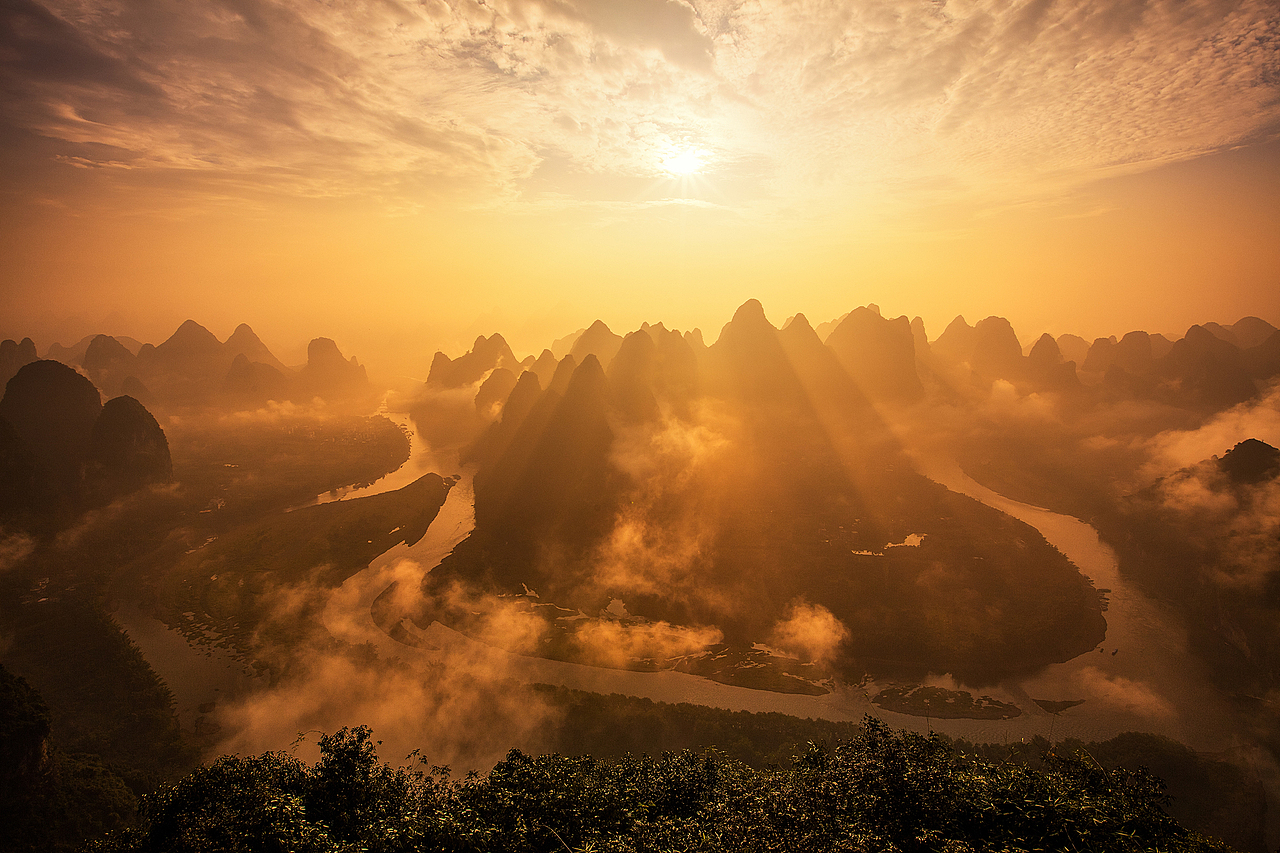大面山是拍摄日出的绝佳地点,有日出,云海,丁达尔效应,配上环形的江湾