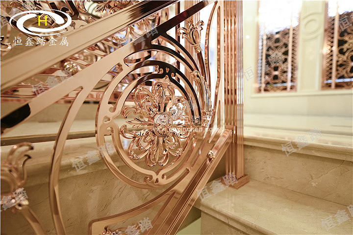 酒店金色铝艺弧形楼梯护栏
