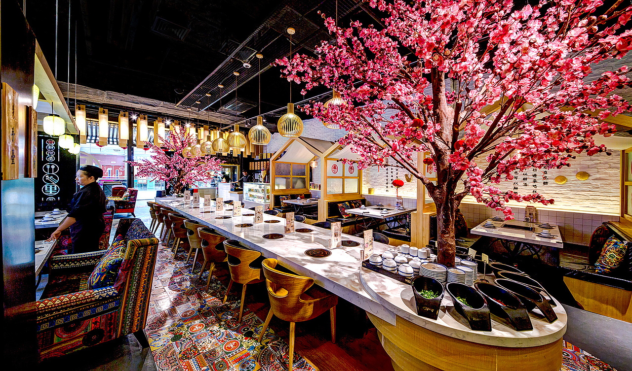 关于眷村
<br>眷村并不是真正的村子,而是台湾当局在特殊的历史条件下给军人家属安排的居住地,是时代的产物。飘落异地的人们用茅草、竹子等作材料,混合砖块和水泥,搭建起了一个个临时的住所,"竹篱笆"也因此得名。眷村中最出名的当属彩虹眷村,它是台湾旅游景点,起源于住在台中市南屯区一处旧眷村的八十七岁老荣民黄永阜,因为无聊而拿起画笔彩将眷村内的巷弄街道当成了天然的画布,在上头彩绘了各式美丽的彩虹线条与可爱动物,不仅染亮了小村,更形成一股参访风潮。因他的用色大胆,构图可爱并充满童趣,让到访者有如置身彩虹世界,故网友称此处为彩虹眷村,而在设计之初,业主希望把眷村的文化融入到室内空间去,打造一个带有彩虹眷村味道的室内空间。<br><br>