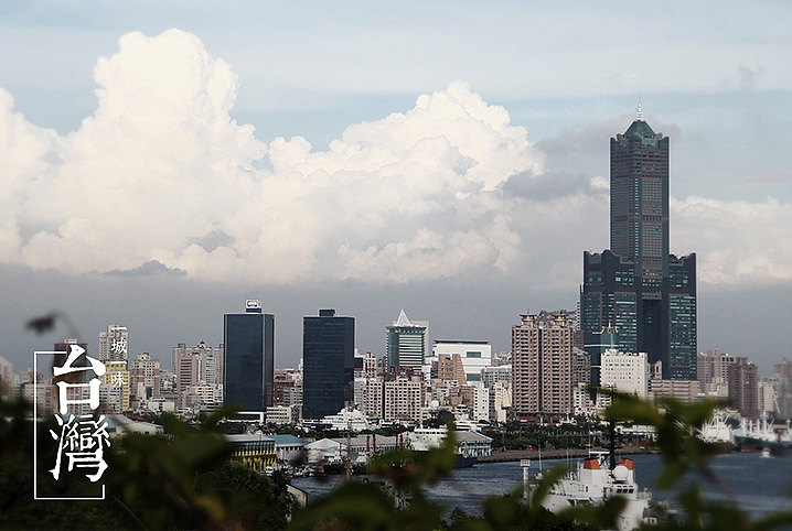 远眺高雄。城市不大,但很干净。