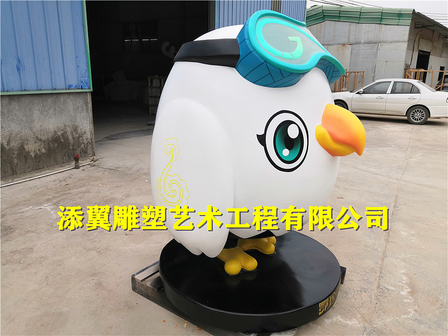 美术馆博物馆IP形象玻璃钢卡通鸡雕塑化身现实版本
