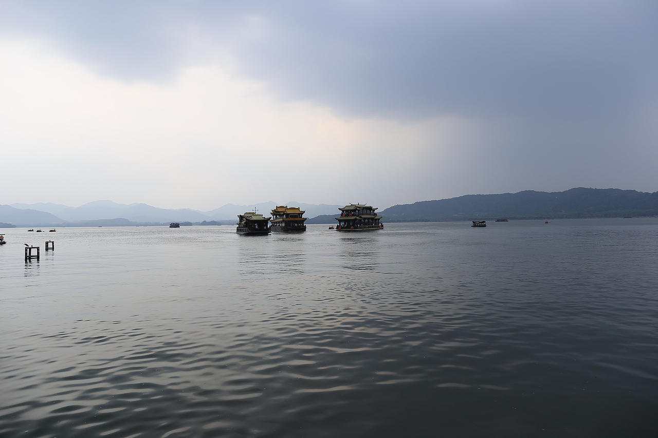 这个城市风很大,孤独人总是最晚回家。