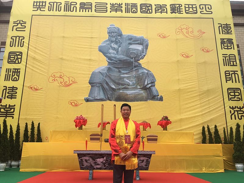 茅台酒节 捏塑“国酒”“国花”（图ZOTU2NzM4Mjg=） - 人文/纪实摄影 - 站酷设计师hezems原创素材 - 站酷ZCOOL