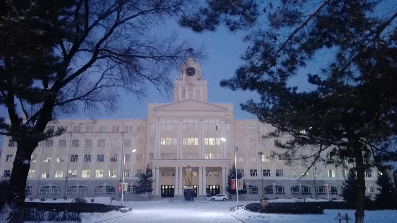 今年初雪时,拍的母校留得纪念。