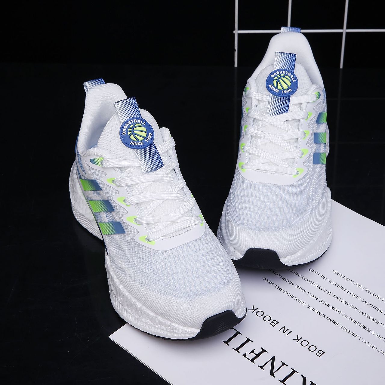 运动鞋白底场景模特图